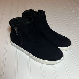 IZOD Women's 7.5 Faux Suede Sneakers Memory Foam